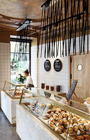 La-Patisserie-de-Cyril-Lignac-Paris-16-Interieur-vitrines-gateaux